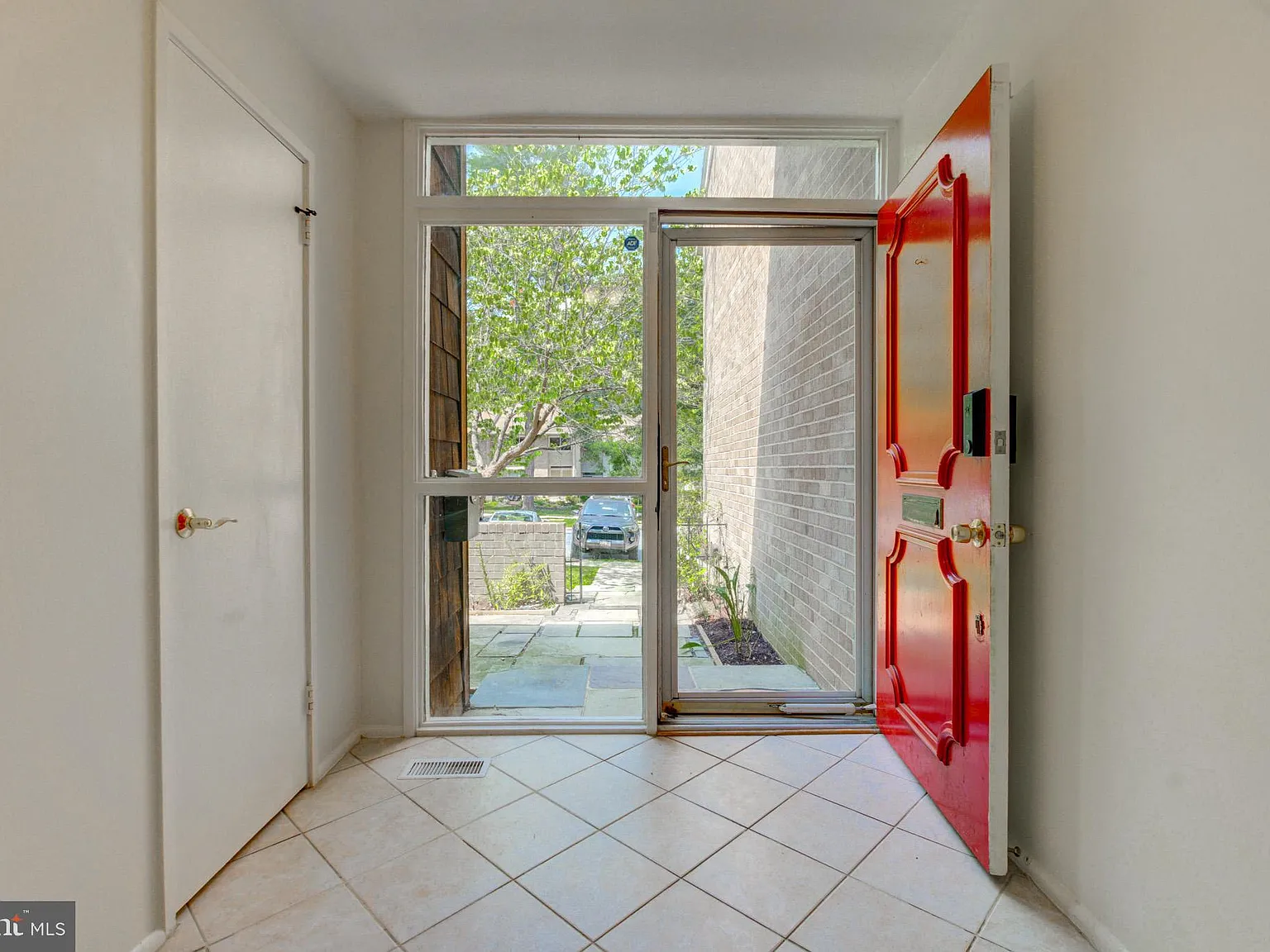3 bed, 2.5 bath, 2386 sqft, $3,250 — Photo 2