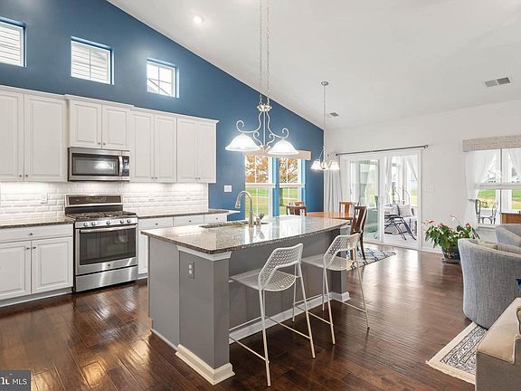 3rd image of 33 Waterside Dr