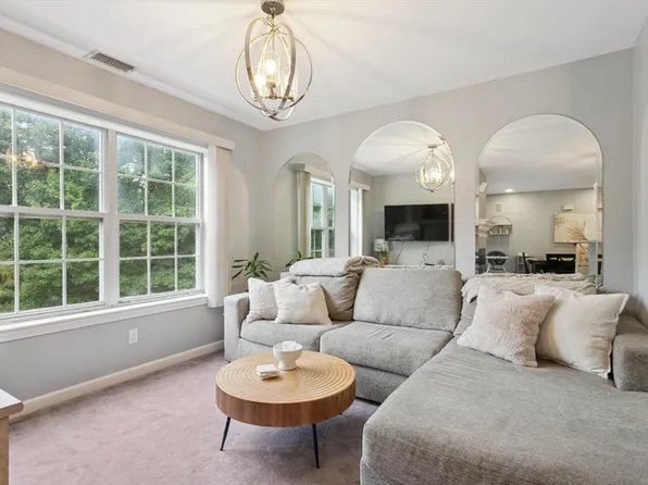 707 Gazebo Cir Unit 707, Reading, MA 01867