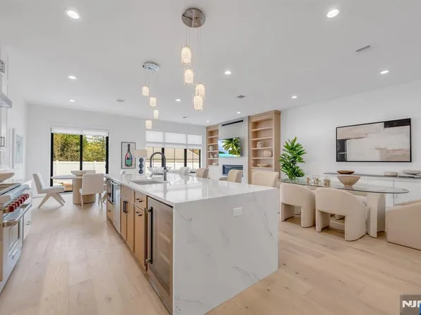 17 Feldman Ct, Paramus, NJ 07652