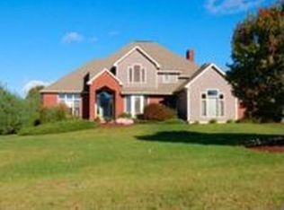 8 Susan Ln, Newtown, CT 06470