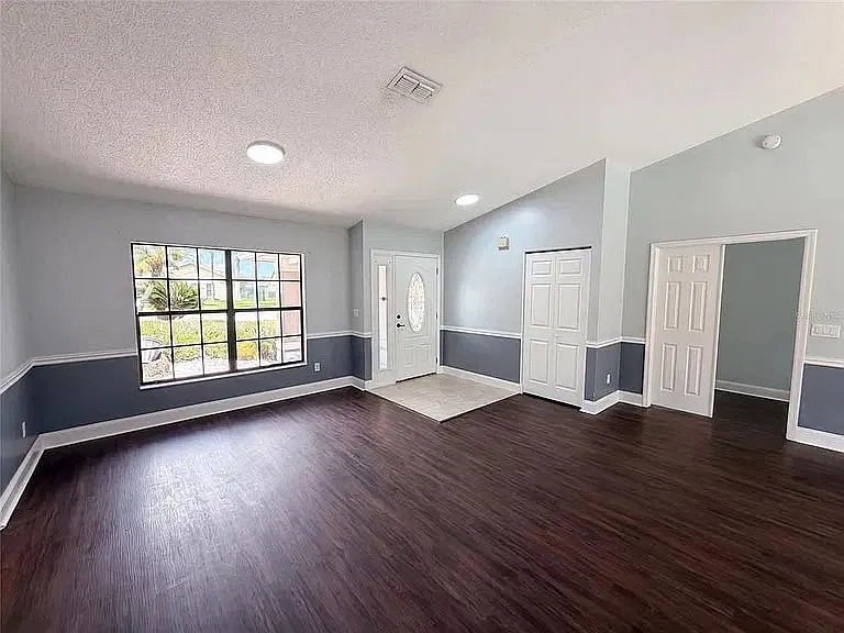 3 bed, 1960 sqft, $3,311 — Photo 2