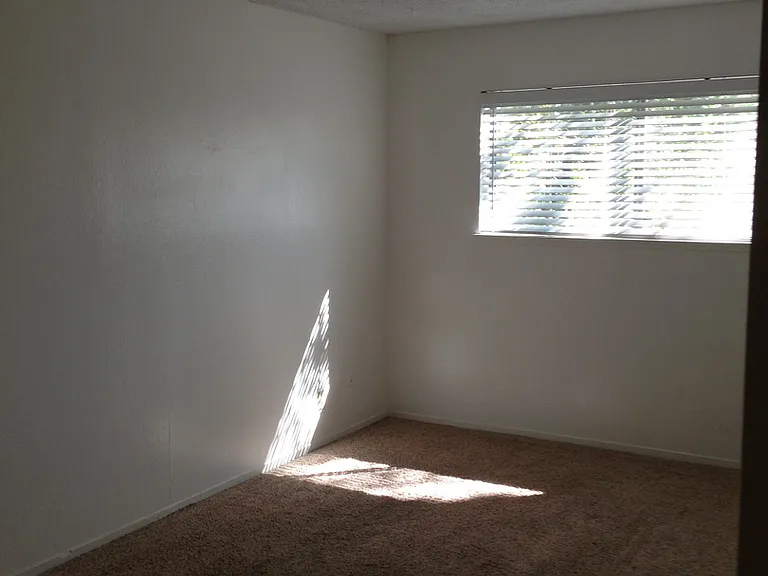 Chateau Apartments — Photo 22