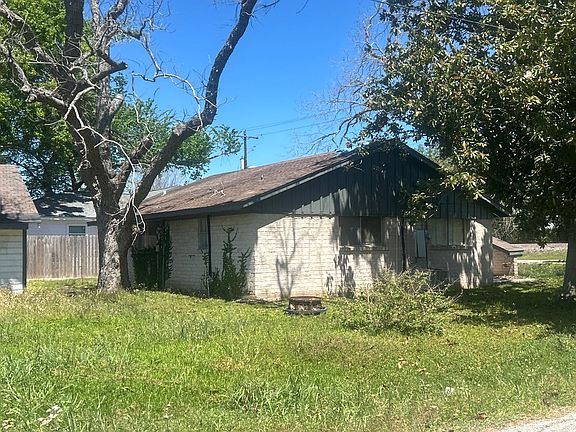 3rd image of 804 Old Angleton Rd