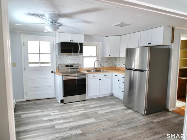 37 Russell St, Jewett City, CT 06351