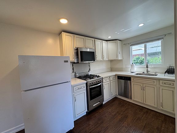3rd image of 2137 1/2 Glenada Ave