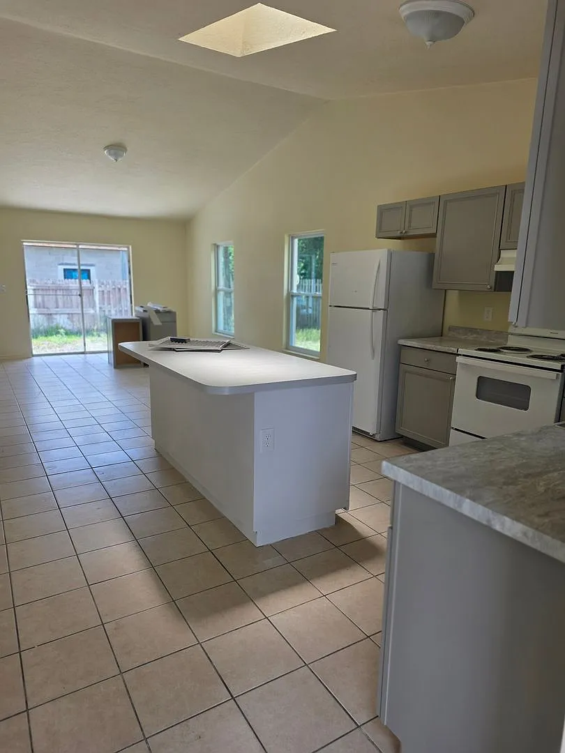 2/1 DUPLEX — Photo 2