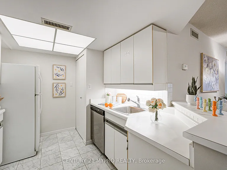 1001 Bay St #1506 — Photo 15