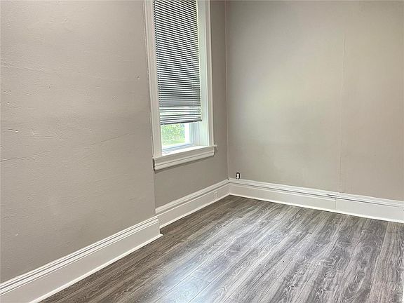 5th image of 131 Weiss Ave