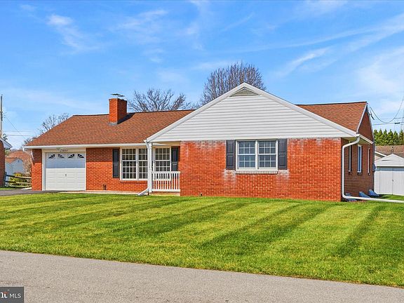 5th image of 22054 Mohawk Dr