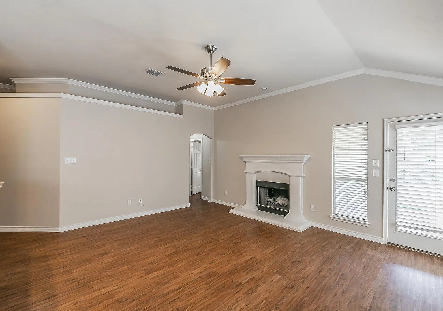 Single story 4 bedroom in Marine Creek — Photo 4