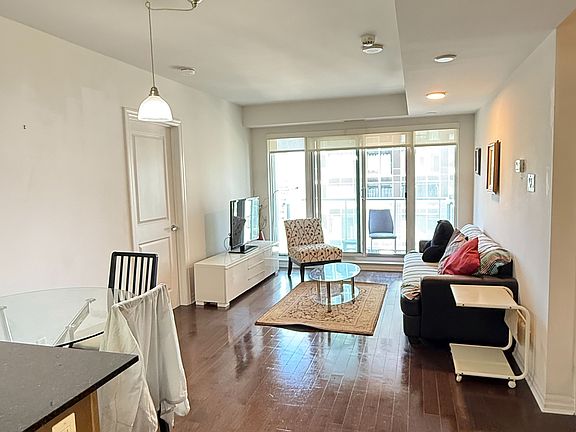 5th image of 242 Rideau St #1202