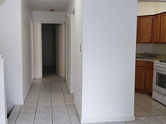 3rd image of 297 Fairview Cir