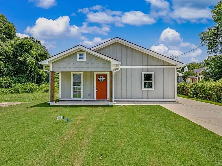 411 Hardy Ave SW — Photo 1