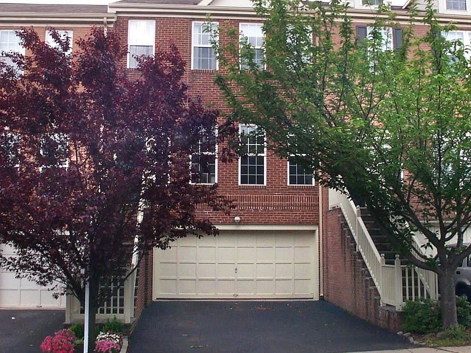 1st image of 404 Winding Rose Dr