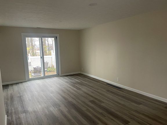 4th image of 304 Deepwood Dr