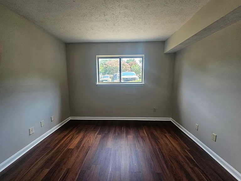 1402 Old Manor Rd — Photo 11
