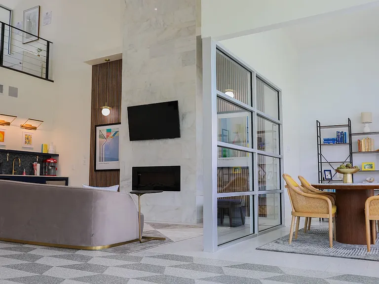 Aero White Rock — Photo 24