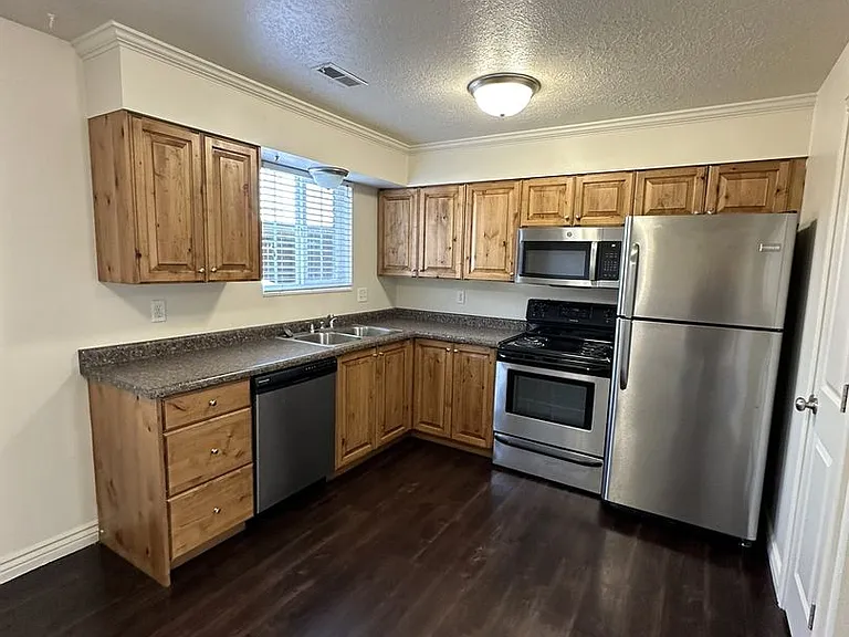 Creekside Oaks Apartments — Photo 16