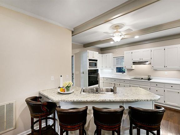 5th image of 1104 N Pkwy #52