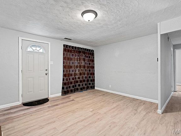 4th image of 556 Margaret Ave