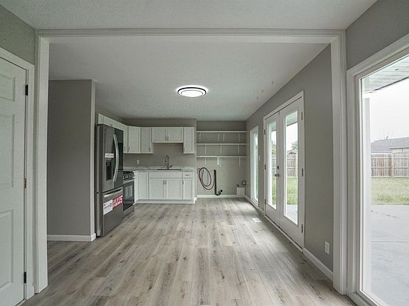 4th image of 3726 Glenview Dr