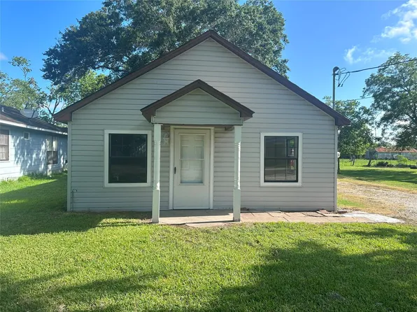 114 W Alfred St, El Campo, TX 77437