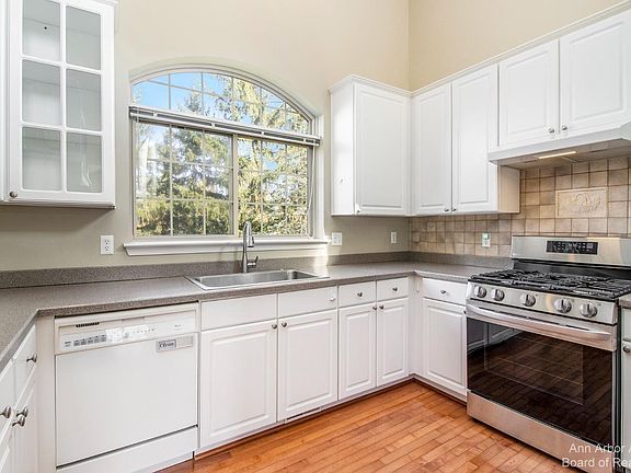 3rd image of 5974 Versailles Ave
