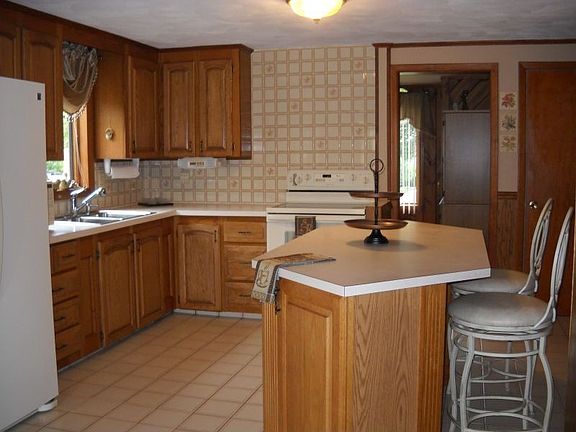3rd image of 83 W Hill Dr