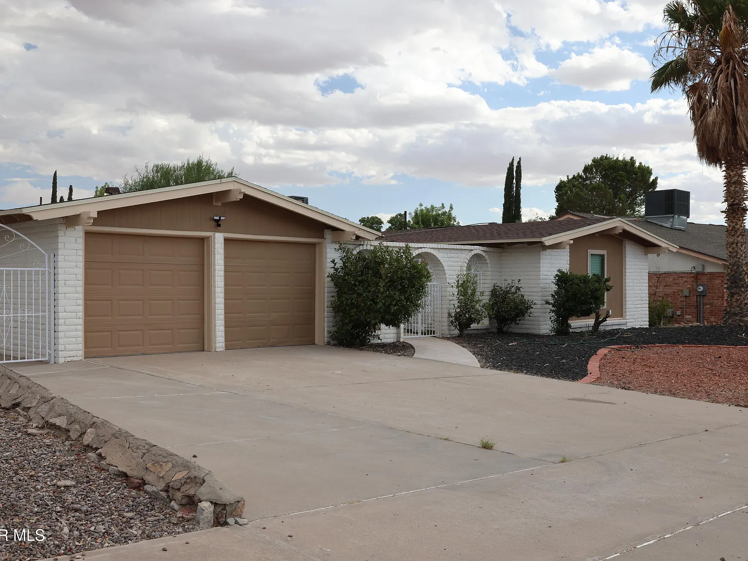 3 bed, 2.0 bath, 1804 sqft — Photo 2