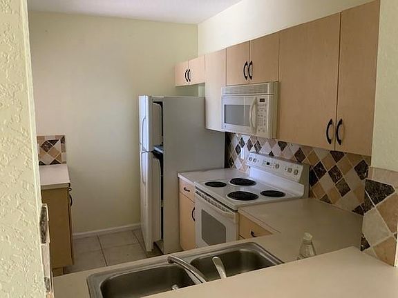 5th image of 1115 Golden Lakes Boulevard #524
