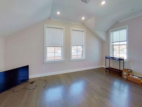 4th image of 79 Linden St #4