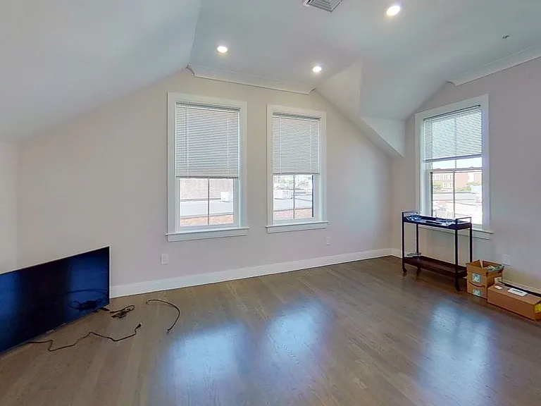 79 Linden St #4 — Photo 4