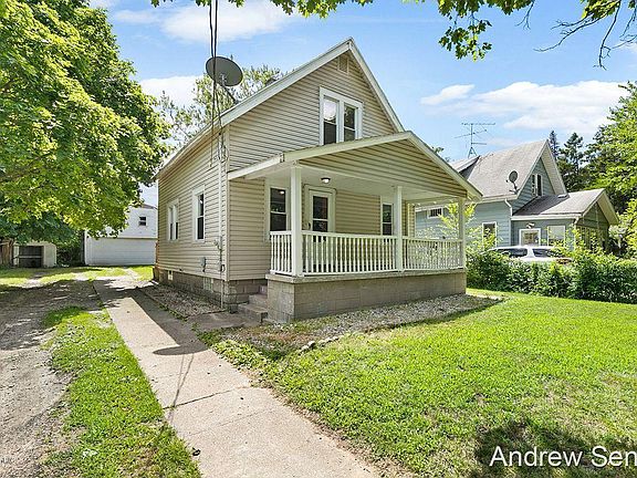 2nd image of 122 Meerse St SE