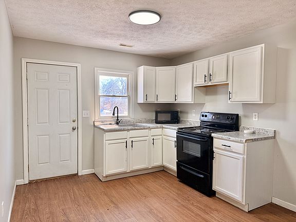 4th image of 629 Swan St APT D
