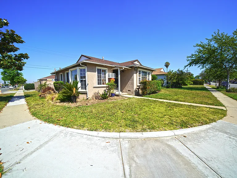 13719 S San Pedro St — Photo 2