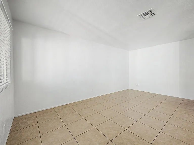 Twin Palms Apartments — Photo 8
