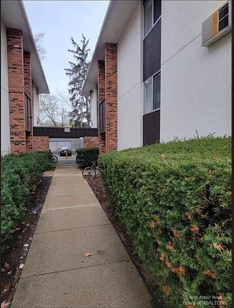 3 bed, 945 sqft, $2,700 — Photo 2