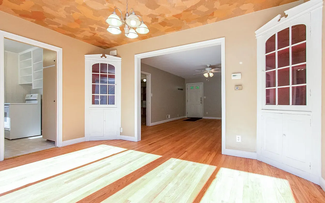 330 N Franklin Ave — Photo 3