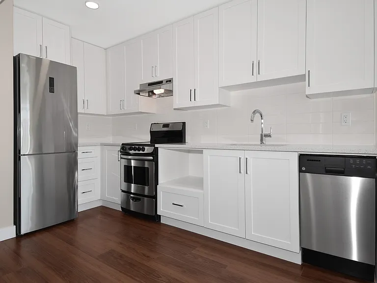 175 W 14th St #901 — Photo 5