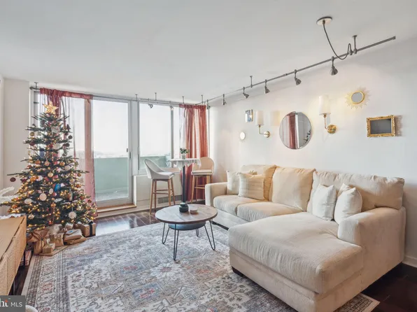 604 S Washington Sq APT 1715, Philadelphia, PA 19106