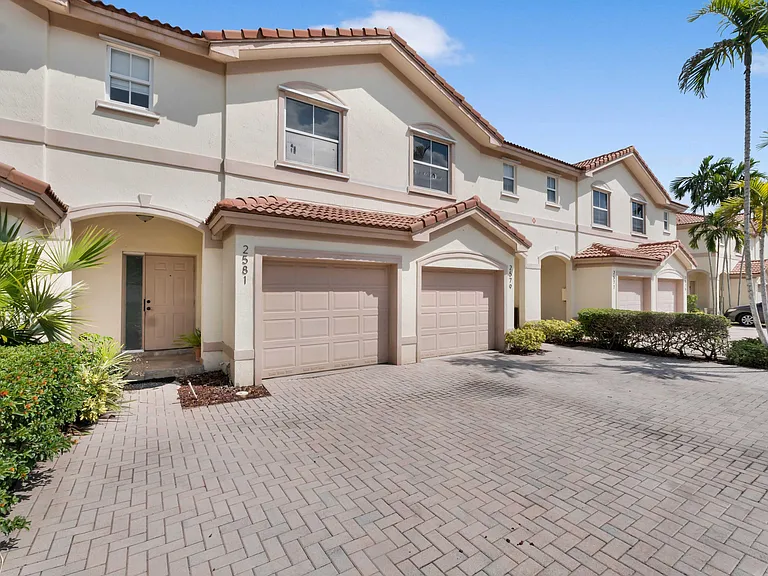 2581 Riverside Dr — Photo 1