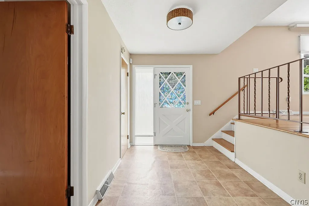 4 bed, 3.0 bath, 2023 sqft, $2,950 — Photo 4