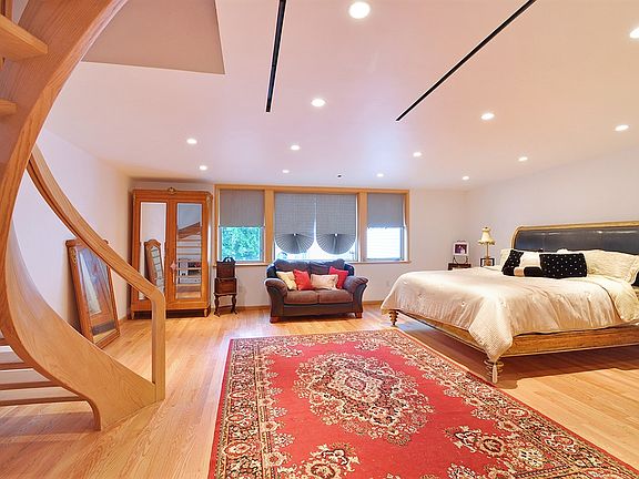 5th image of 16 N Henry St