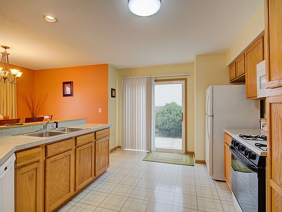 3rd image of 1009 Greenleaf Dr
