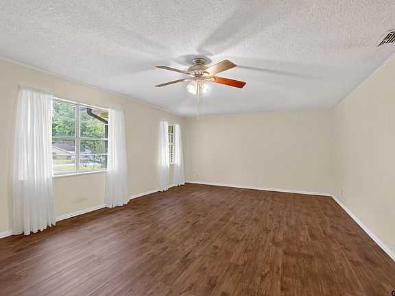 5th image of 209 N Meadowbrook Dr