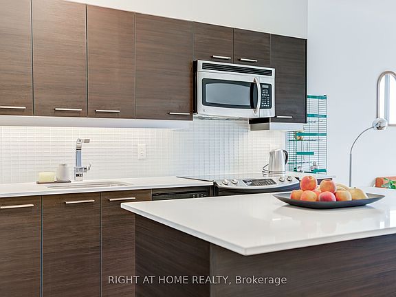 5th image of 90 Trinity St #805