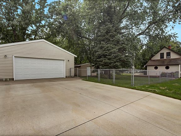 2nd image of 414 1st Ave N