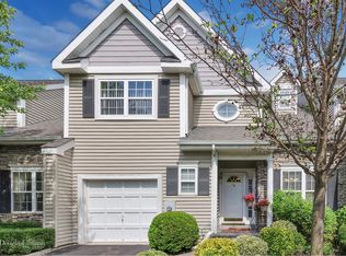 19 Scarborough Dr, Smithtown, NY 11787