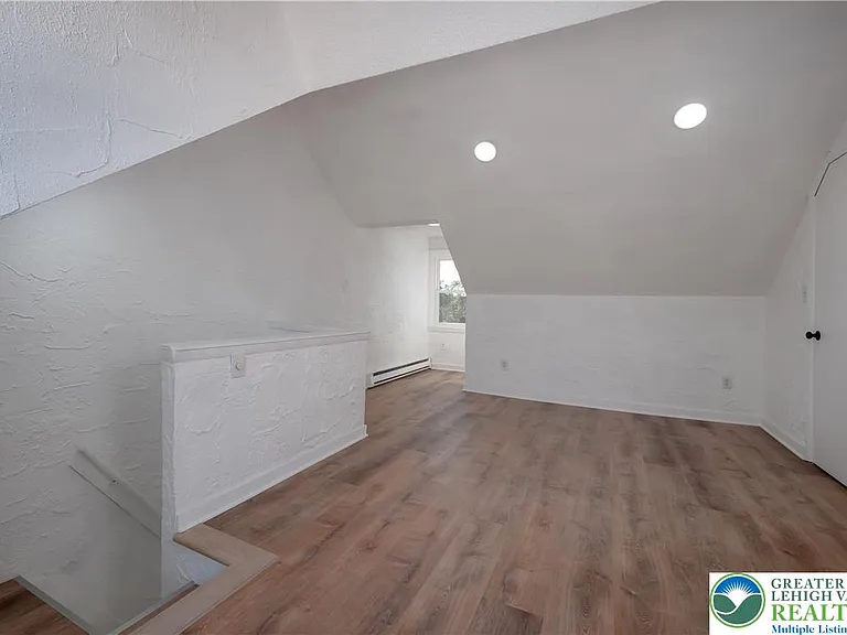 718 N New St — Photo 19